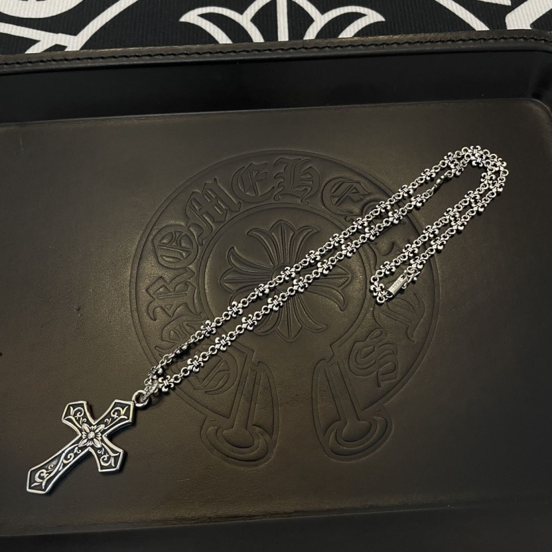 Ch*0me He**ts necklaces